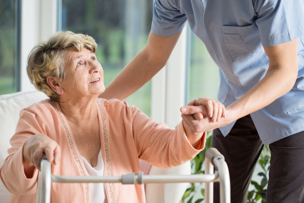 استخدام خانم میانسال جهت نگهداری از سالمند در کیش